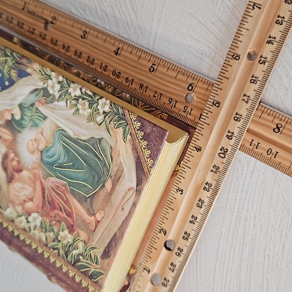 Punch Studio Christmas themed manger scene keepsakes faux book box gilded - Picture 6 of 10